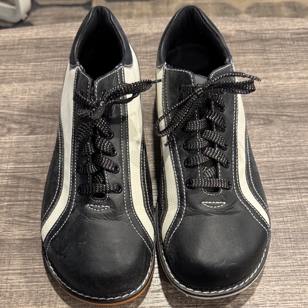 Women’s Circle Black & White Bowling Shoe